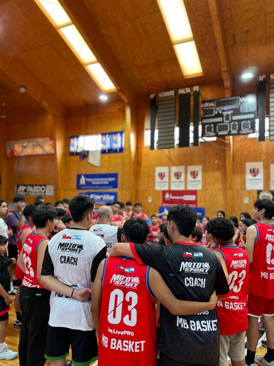 Campistas y coaches abrazados escuchando la charla