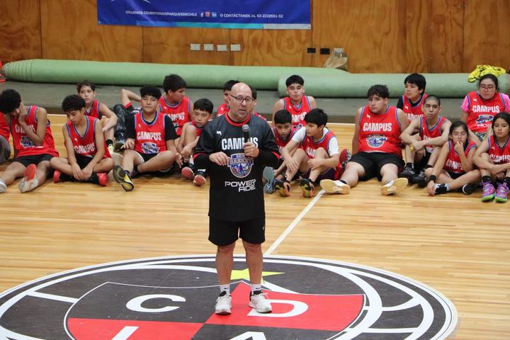 El coach Marcos dando la charla a los campistas