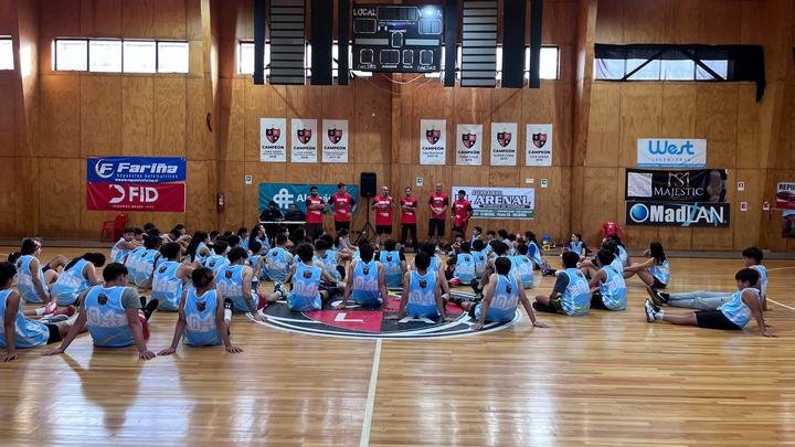 Charla del staff con los campistas sentados
