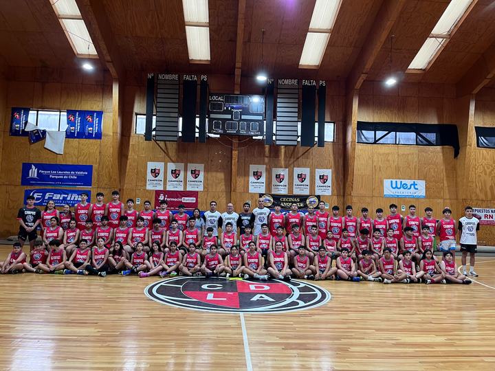 Foto oficial del campus con camisetas celestes