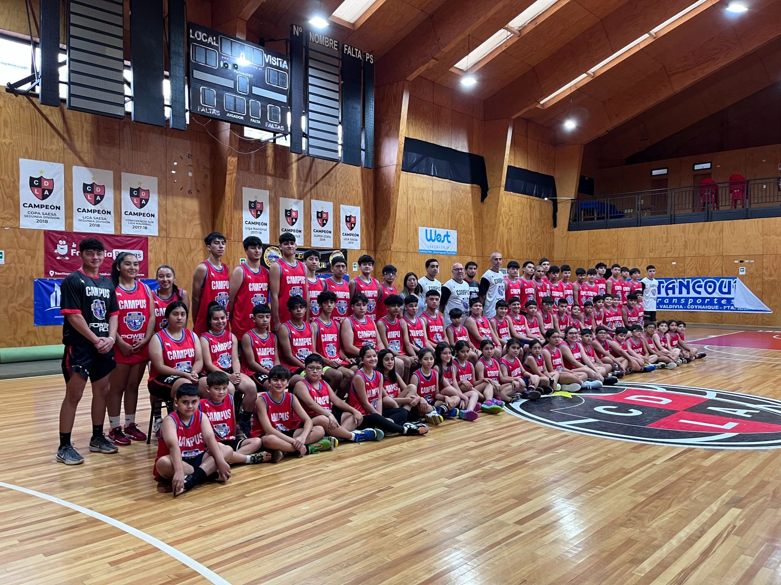Foto oficial de un Campus MB Basket con todos los campistas y el staff