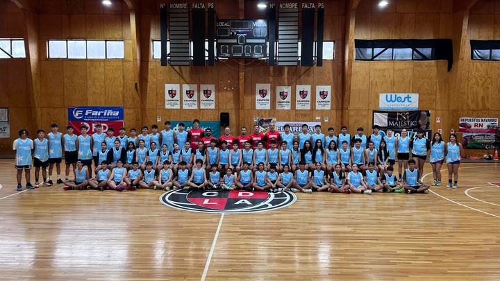 Foto oficial del campus en el centro de la cancha
