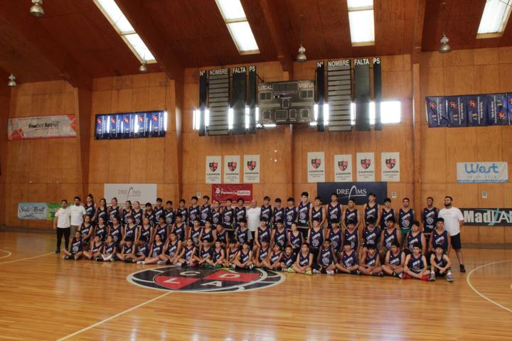 Foto oficial del campus con camisetas azules