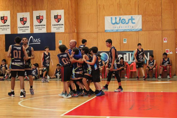 Festejo de un equipo con el coach
