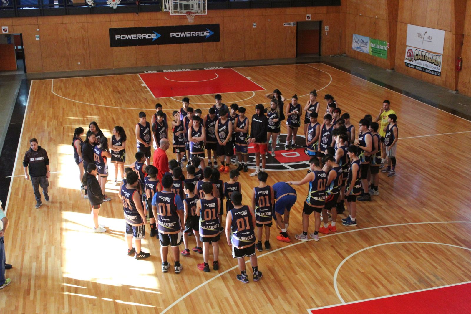 Campistas reunidos en el centro de la cancha