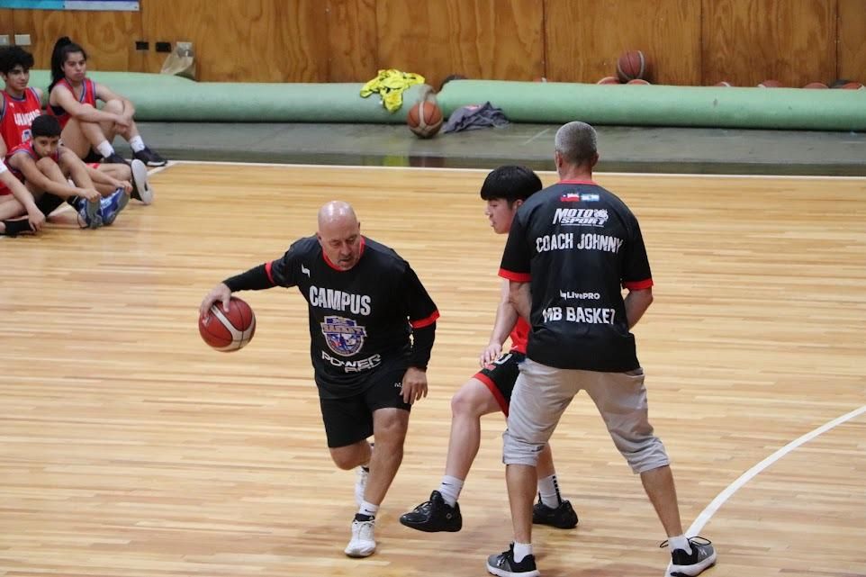 Coach Marcos Beltramella en acción durante un campus
