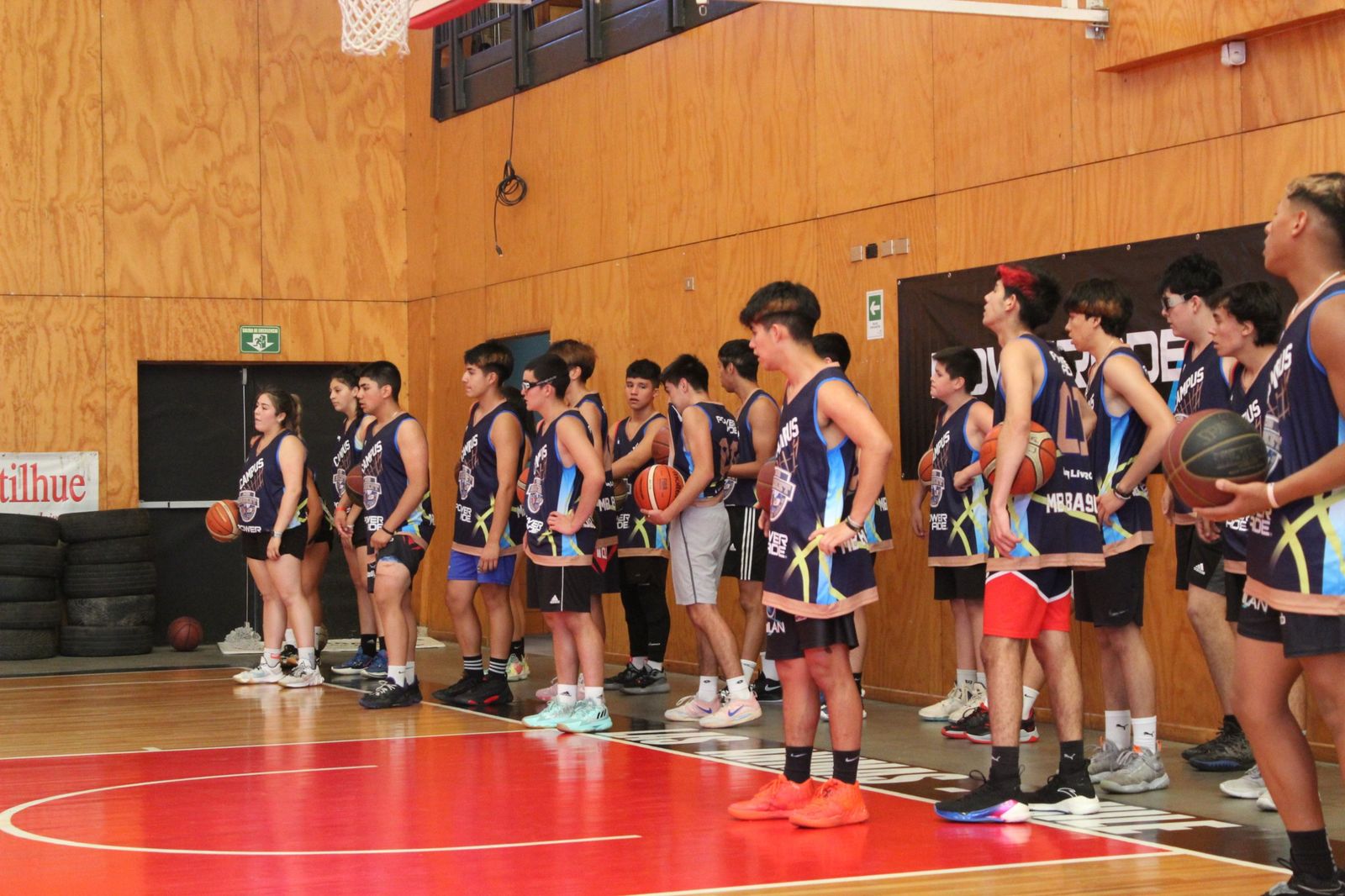 Jugadores en fila con balones