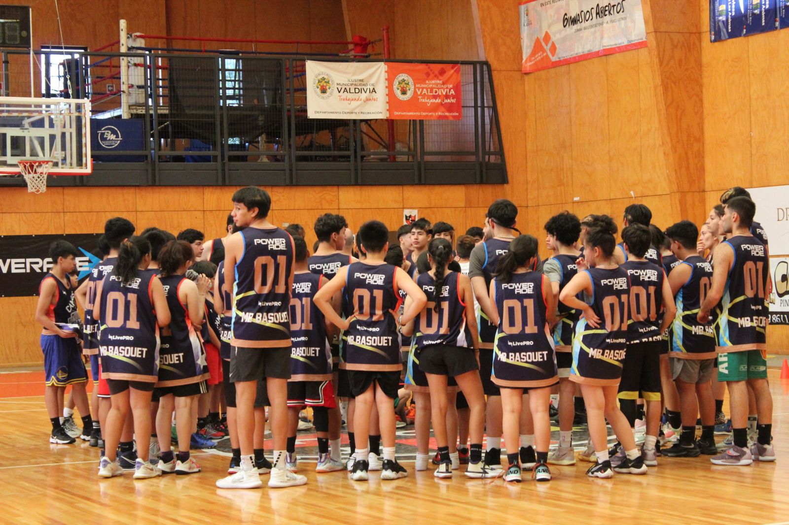 Jugadores de MB Basket Academy reunidos en la cancha